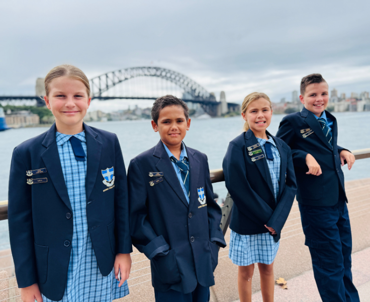 photo of 4 students in Sydney in front of the Sydney Harbour Bridge